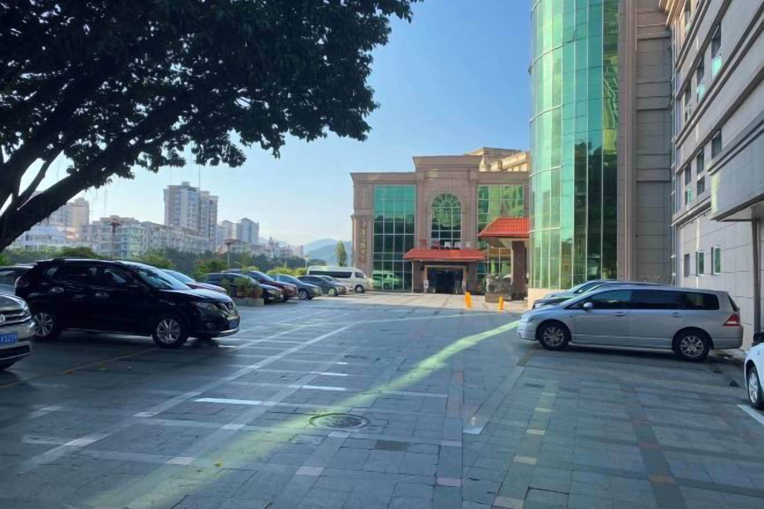 المنطقة المحيطة بالمنشأة
