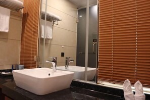 A modern bathroom with two sinks, a large mirror, and wooden blinds. - Hongfeng Qiaolian Hotel (Yongchun)