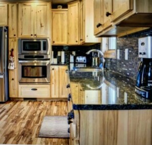 雪櫃、微波爐、焗爐、爐具