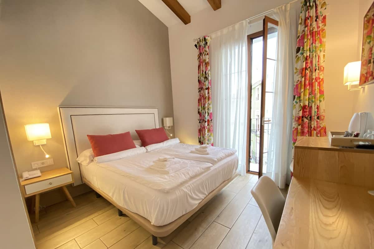 Deluxe Twin Room | In-room safe, blackout drapes, WiFi (free)