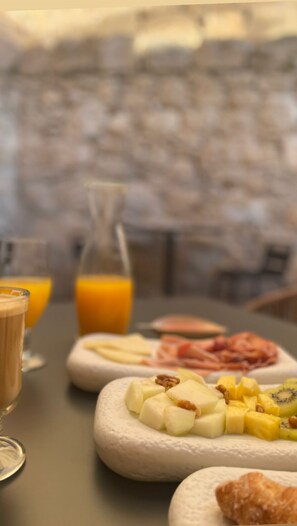 Kontinental frokost hver dag (EUR 12 per person)
