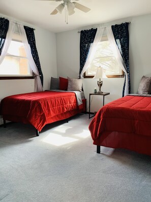 3 bedrooms, desk, iron/ironing board, free WiFi - 3 Min Drive to Bronner's! Breakfast with Private Chef!  (Frankenmuth)