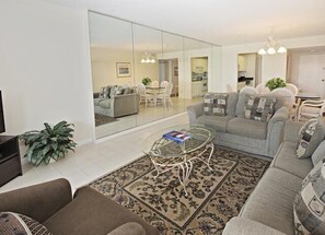 Villa, meerdere bedden, balkon | Woonkamer | Een televisie
