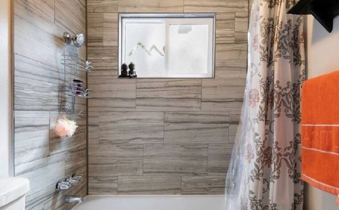 Combined shower/bathtub, hair dryer, towels, soap