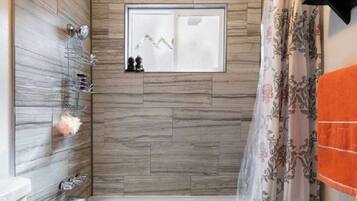 Ensemble douche/baignoire, sèche-cheveux, serviettes fournies, savon