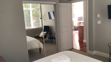 2 bedrooms, Egyptian cotton sheets, memory foam beds, desk