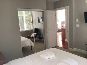 2 bedrooms, Egyptian cotton sheets, memory-foam beds, desk - Heart of Vesuvius Oceanview Well-appointed Condo (Vesuvius)