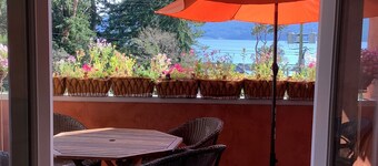 Heart of Vesuvius Oceanview Well-appointed Condo