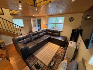 Smart TV, books - ECO Forest Cabin Families and Pets Welcome (Wasilla)
