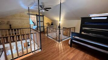 2 chambres, bureau, fer et planche à repasser, lit parapluie