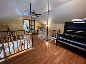 2 soveværelser, skrivebord, strygejern/strygebræt, weekendseng