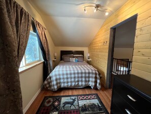 2 slaapkamers, een bureau, een strijkplank/strijkijzer, reisbedje