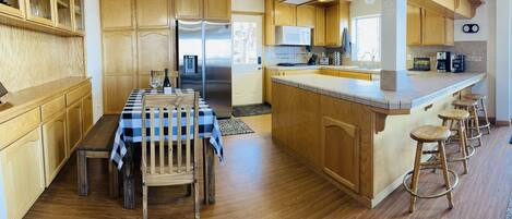 Frigorífico, microondas, horno y placa de cocina