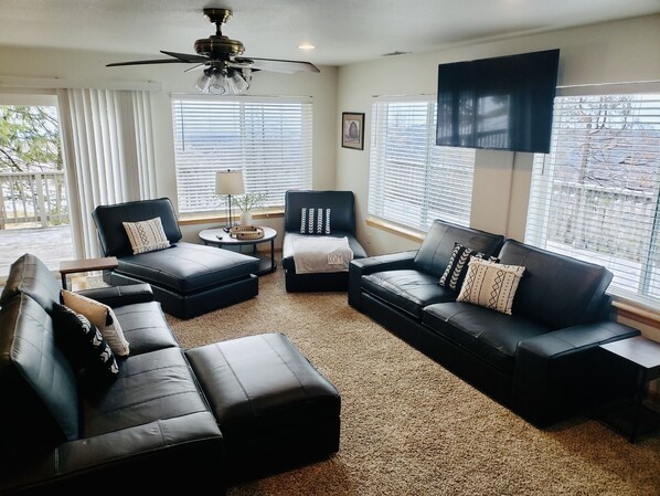 Smart TV, fireplace, stereo - Shaver Lake Misty Mountain Retreat Private Deck Sunsets Hot Tub (Shaver Lake)