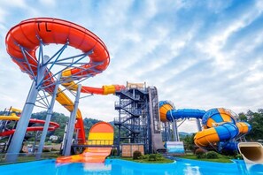 Un parc aquatique doté de plusieurs toboggans et d’une piscine.