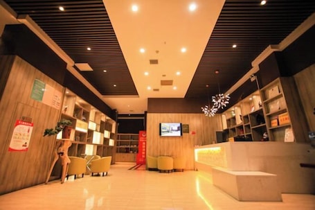 Lobby lounge. Qingchuang Hotel