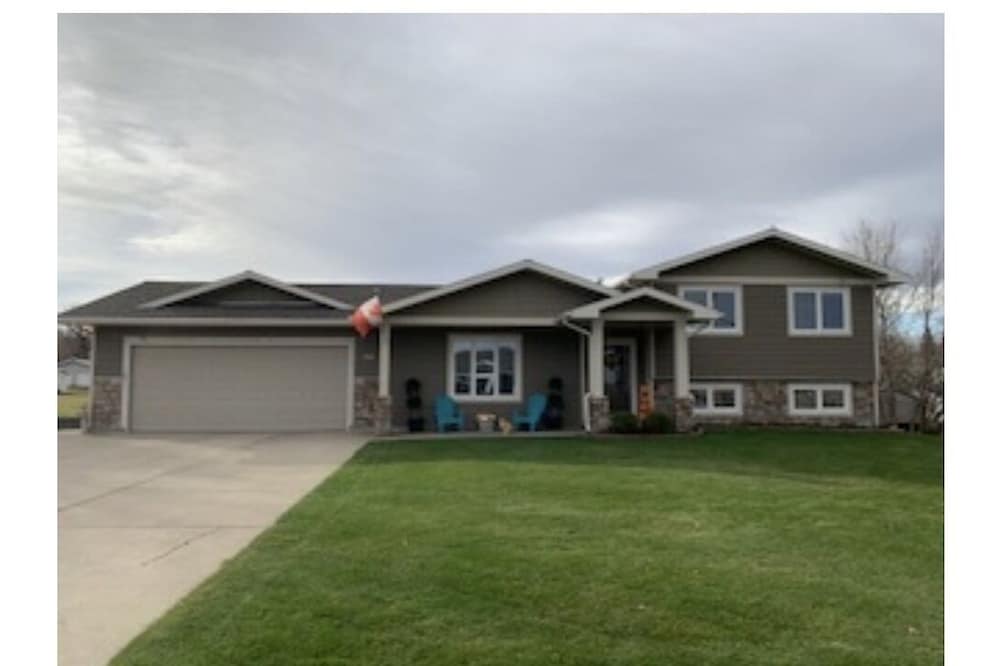 Beautiful fully renovated 4 bedroom house with large open kitchen