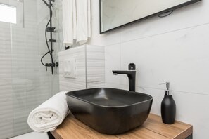 Dusche, kostenlose Toilettenartikel, Haartrockner, Handtücher