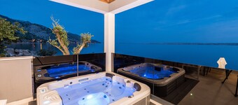 Luxury Villa Solis - Four Bedroom Villa with Terrace and Sea View