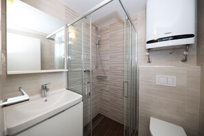Douche, sĂšche-cheveux, serviettes fournies