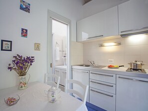 Réfrigérateur, micro-ondes, plaque de cuisson, cafetière/bouilloire
