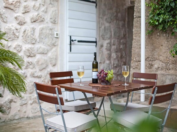 Outdoor dining - Apartments Maro & Baro - One bedroom apartment with Terrace (Dubrovnik)