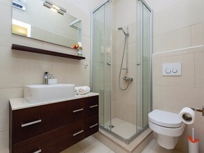 Badewanne, Haartrockner, Handtücher