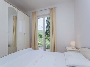 3 chambres, fer et planche à repasser, Wi-Fi, draps fournis