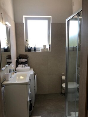 Dusj, hårføner og håndklær