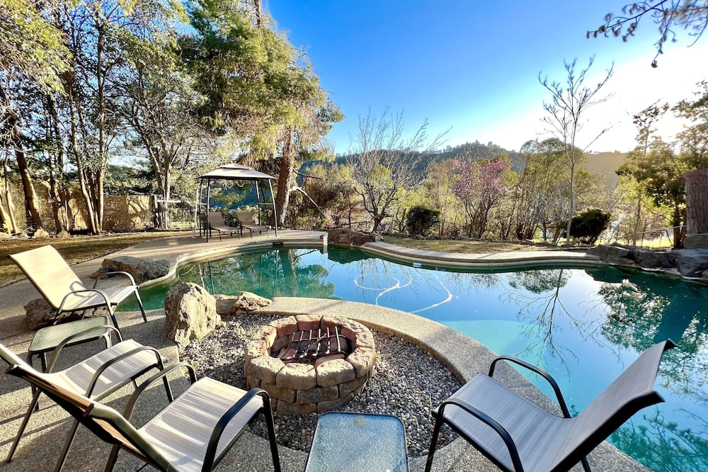 1/2 Acre Yosemite Country Club Style Home! Pool / Hot tub / Sauna / Huge deck!