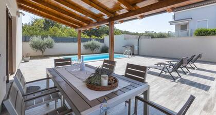 3-BR Family Haven for 6 with Pool and Garden Near Beaches