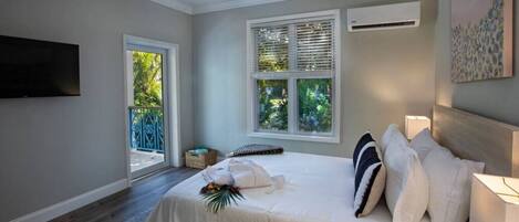 3 makuuhuonetta, työpöytä, silitysrauta/-lauta, vauvan matkasänky