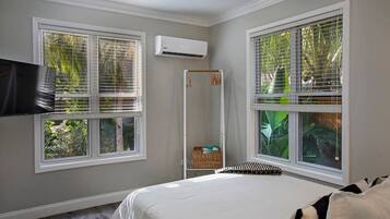 3 bedrooms, desk, iron/ironing board, travel crib