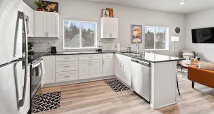 New 2 Bed 2 Bath Near Perry District and DT!