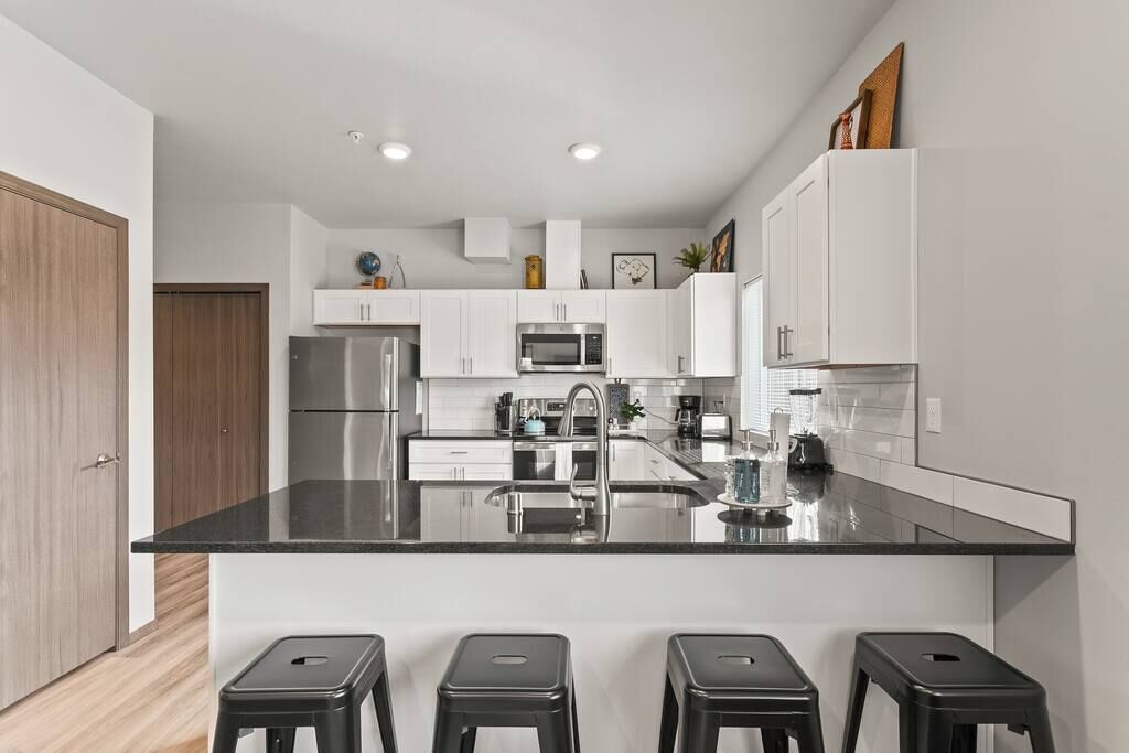 冷蔵庫、電子レンジ、オーブン、コンロ