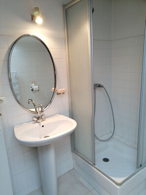 Bathtub, hair dryer, towels, toilet paper