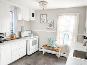 冷蔵庫、電子レンジ、オーブン、コンロ