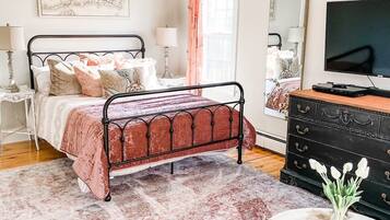 1 bedroom, desk, free WiFi, bed sheets