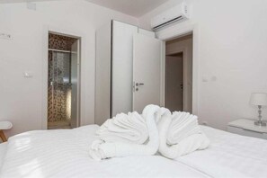 7 bedrooms, iron/ironing board, free WiFi, bed sheets