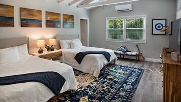 8 Schlafzimmer, Schreibtisch, Bügeleisen/Bügelbrett, Reisekinderbett