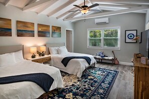 8 Schlafzimmer, Schreibtisch, Bügeleisen/Bügelbrett, Reisekinderbett