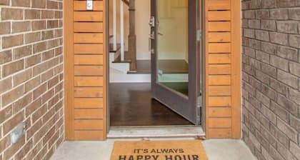 Stylish Home - Private Rooftop - Perfect Location