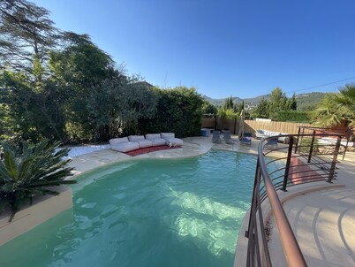 Character villa with large swimming pool at the foot of the Pagnol hills