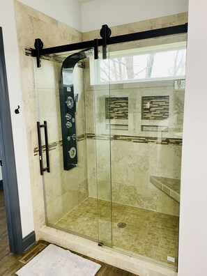Combined shower/tub, towels, toilet paper