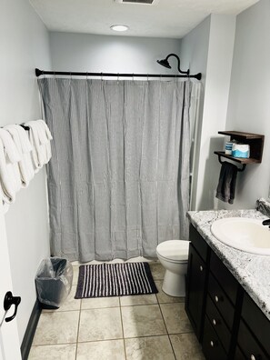 Ensemble douche/baignoire, serviettes fournies, papier toilette