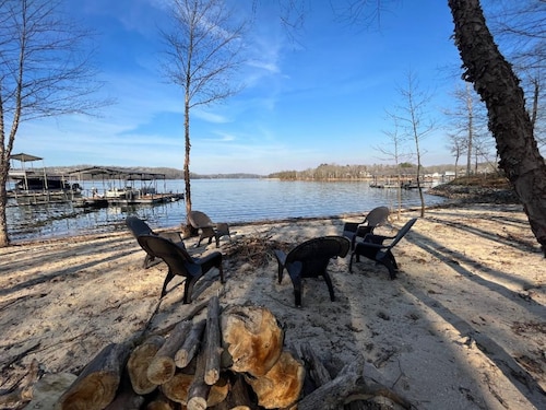 Waterfront home for 12: pets welcome, covered deck, boat slip, beach area, grill