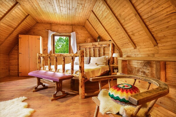 Desk, travel crib, free WiFi, bed sheets