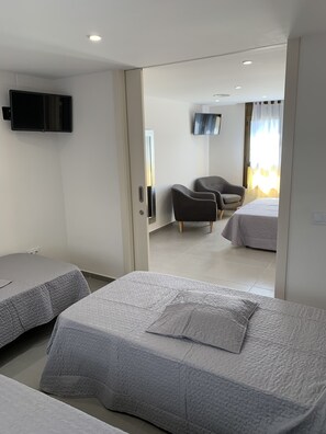2 bedrooms, desk, free WiFi, bed sheets - Family suite at Hostal Tarrés (Anglès)