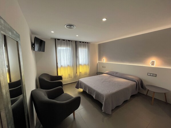 2 室のベッドルーム、デスク、WiFi (無料)、ベッドシーツ