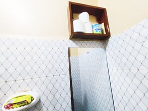 Dusche, Handtücher, Toilettenpapier